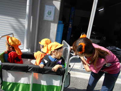  先生も一緒に仮装してお散歩♪