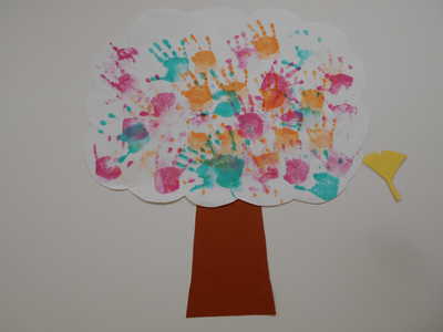  手形で木をつくったよ♪