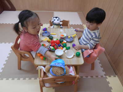  おままごと「はい、あ〜ん♪」