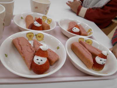  おやつもごはんもクリスマス特別メニューでした♪
