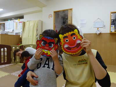  お面をかぶって予行練習♪