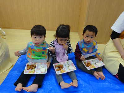  シートをひいてピクニックごっこ🍴