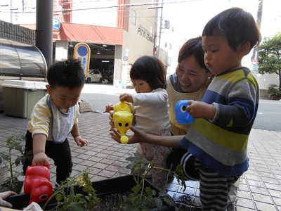  みんなでお水やり💦