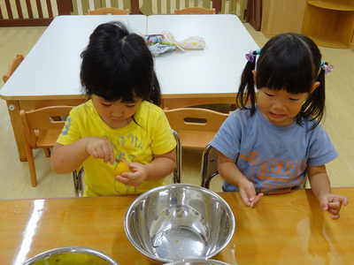  梅の種を取ってー