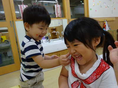  シールのはりあいっこ楽しいね( ´艸｀)