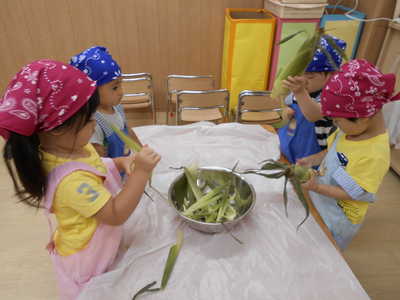  とうもろこしの皮むき🌽