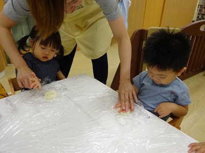  生地を伸ばして…