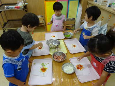  自分好みの具材をトッピング🍕