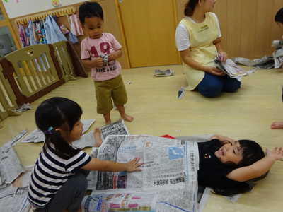  新聞紙遊び☆