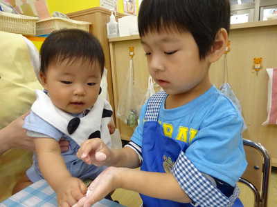  赤ちゃんも触ってみて〜💕