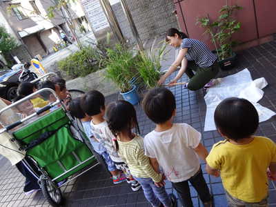  カマで刈って…