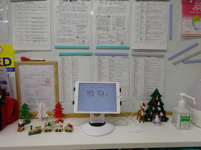  入り口もクリスマス仕様🎅