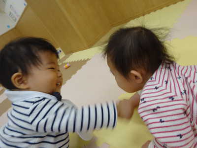  赤ちゃん同士もなかよし♡