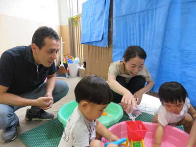  ママパパと一緒に水遊び😊♪