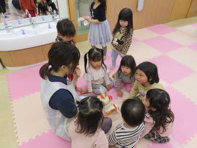  鏡餅に興味深々の子ども達♪