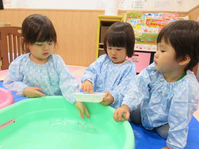  氷遊びしたよ♪